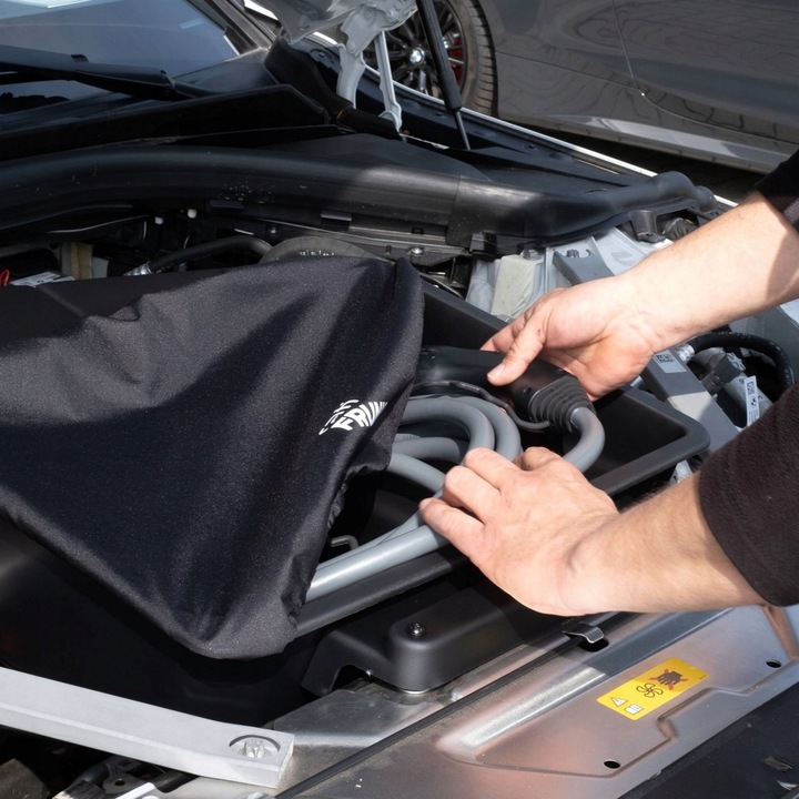 Extra Storage Space Front BMW i4 eDrive 35/40 2021– - Image 4