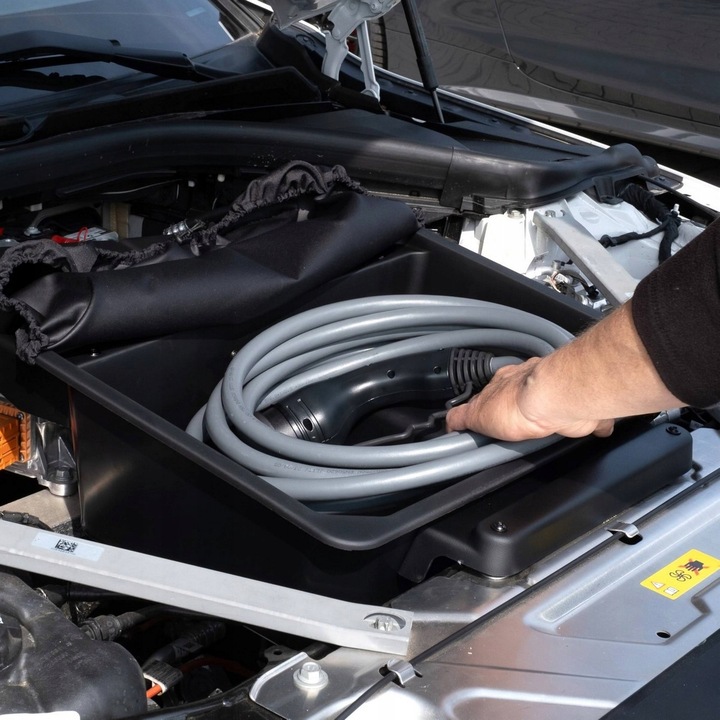 Extra Storage Space Front BMW i4 eDrive 35/40 2021– - Image 5